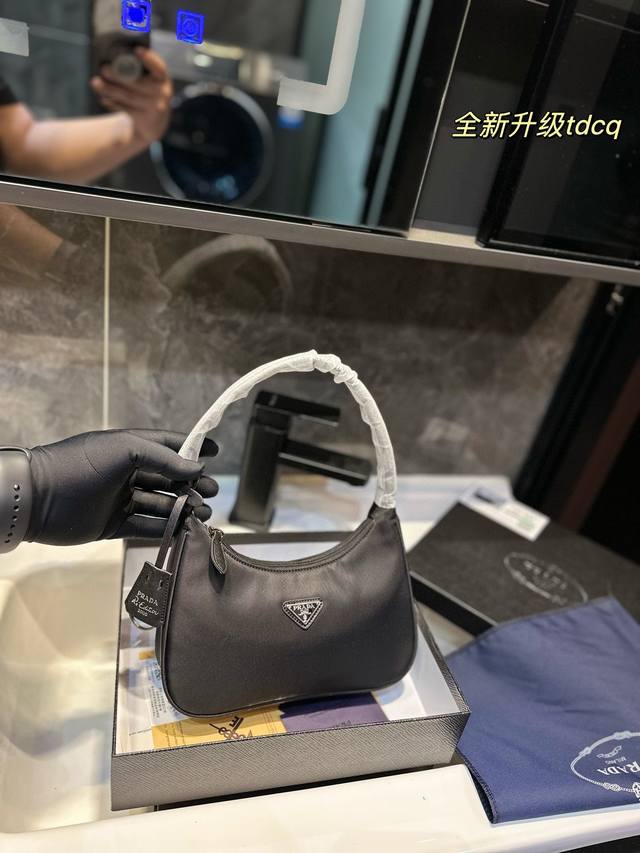 礼盒包装 Prada.Hobo红翻天的中古包-今年真的太流行中古腋下包了 一款sportsexy风格包包 超级喜欢它简单有质感的设计，附带的复刻小牌子很可爱，上