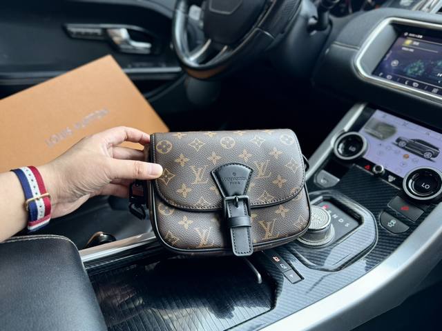 升级版 高端货 新款 “Louis Vuitton”lv单肩包 路易威登邮差包 M47060 LOUIS VUITTON Montsouris 复古磁扣开合大容