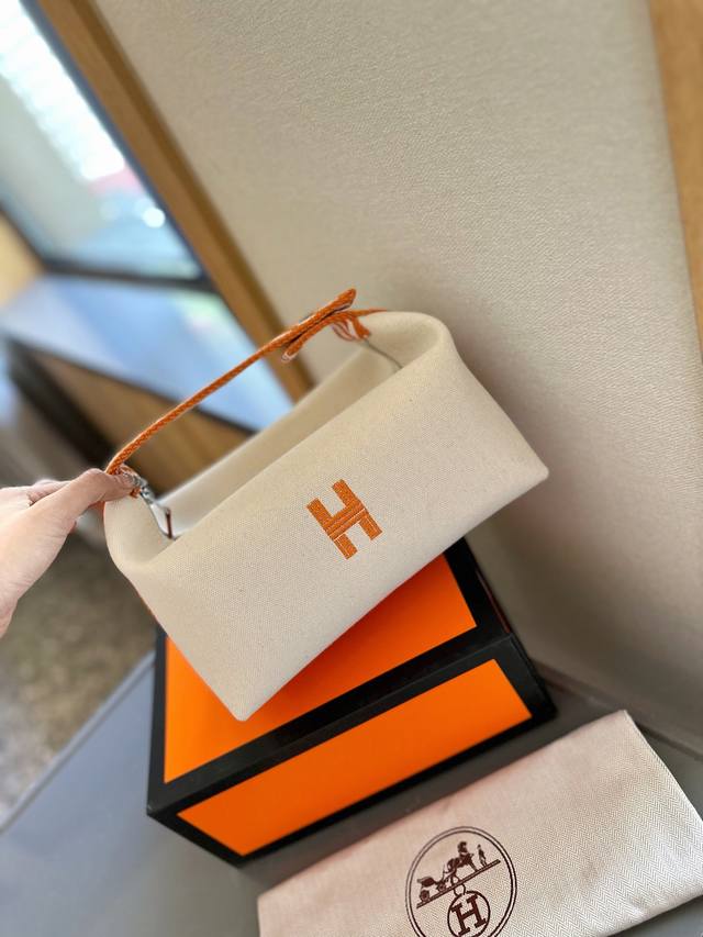 折叠礼盒包装送小丝巾飞马挂件 “高级 原版帆布” Hermes 爱马仕 Hobo包 这款包包设计的非常好看，原厂定制布料，这款是爱马仕包包里面比较低调的一款，不