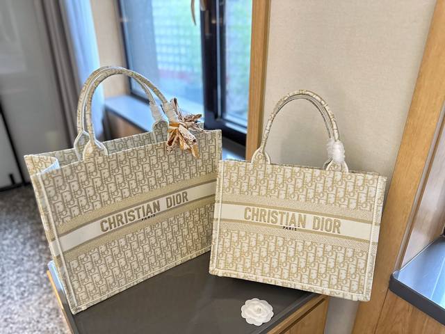 原单刺绣 折叠礼盒 送丝巾 Dior 24 Summer新款 book tote今年最喜欢的一款购物袋 tote我用的次数最多的包，因为容量超级大，不管什么东西