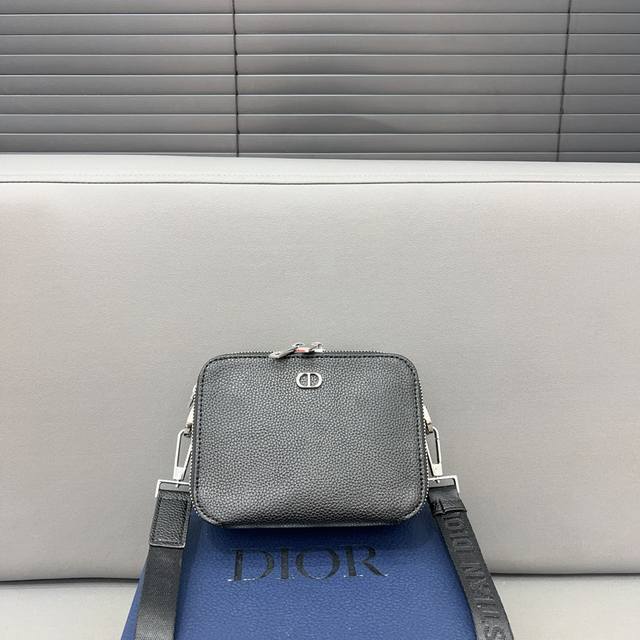 DIOR 迪奥 CD lcon 小方包 相机包 单肩背包 男女通用 明星单品 采用精湛镶嵌细工，经典百搭 实物拍摄 原厂原版面料 配送防尘袋 礼盒 17 x 1