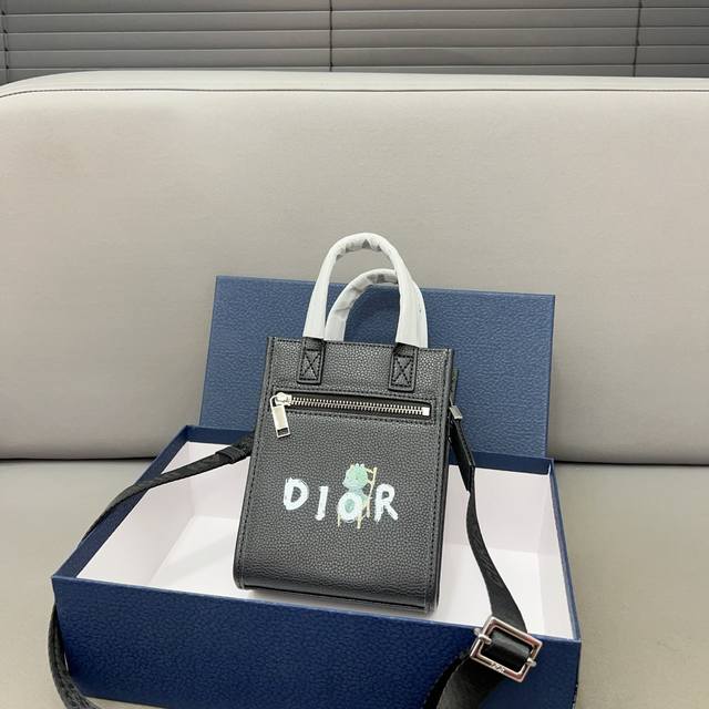 DIOR 迪奥 North Safari 龙年限定手机包 小方包 男女通用斜挎包 单肩包 采用精湛镶嵌细工，经典百搭 实物拍摄 原厂原版面料 防尘袋 礼盒 20