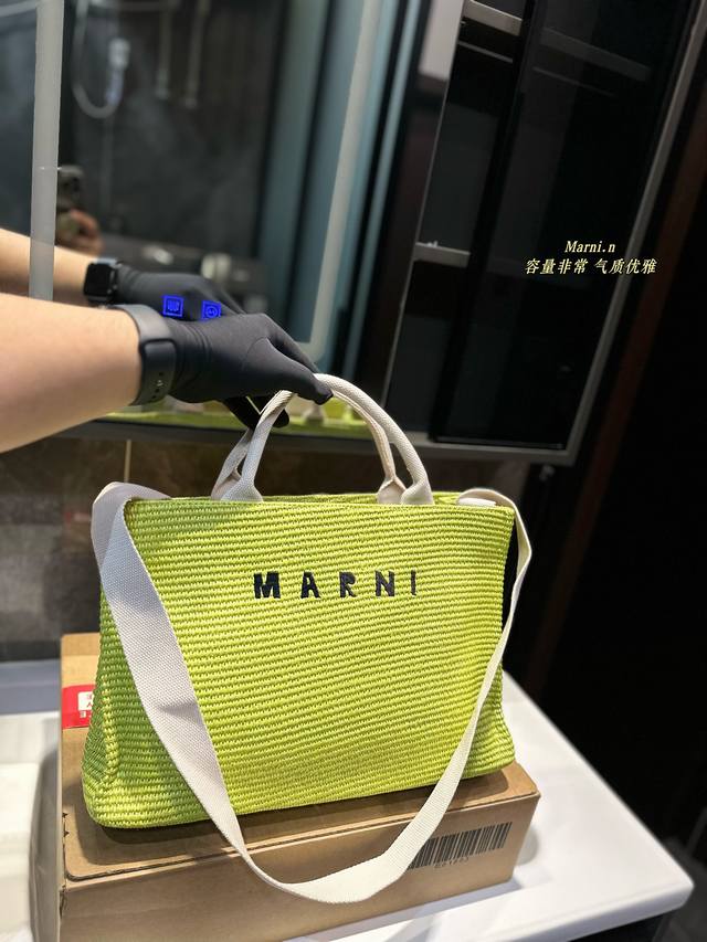 marni菜篮子带来的快乐 夏天真美好呀Marni这个菜篮子太时髦了 拯救穿搭非它莫属了哪怕穿的再普通把它搭配起来随手一个pose就是大片啦出街或旅游回头率不要