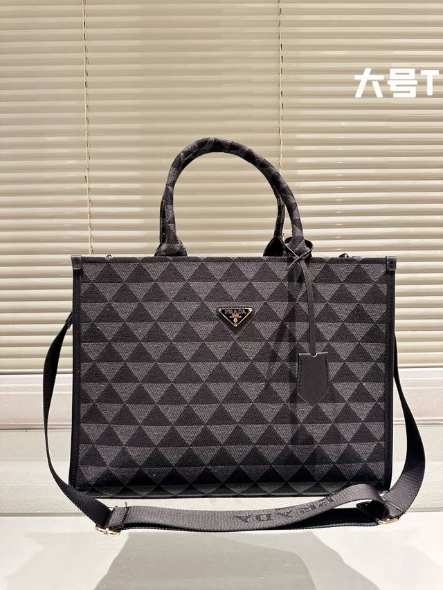 Prada最新Tote 购物袋 这个系列将是Prada接下来一整季的主打款式。Prada 手袋的曲线型设计十分醒目，当手包很优雅，时尚百搭！也很轻便哦！尺寸 大