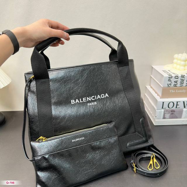 Balenciaga 黎世家navy cabas 沙滩 超多网红博主们推荐 牛皮 材质 包包非常耐用 包包本身自重轻向单肩司手提 尺寸 大号37.29cm 小号