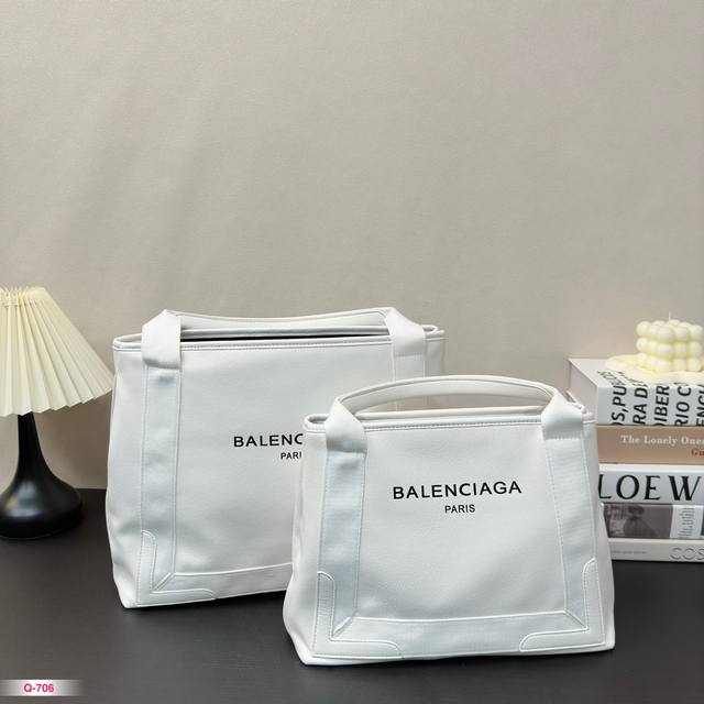 Balenciaga 黎世家navy cabas 沙滩 超多网红博主们推荐 牛皮 材质 包包非常耐用 包包本身自重轻向单肩司手提 尺寸 大号37.29cm 小号