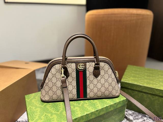 礼盒 Gucci OPhidia 系列波士顿横版贝壳包包 OPhidia系列以新意款式献礼早秋系列。这款手提包采 用米色和乌木色 GG SuPreme 帆布制作