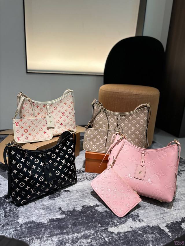 Lvcarryall 托特 好梦幻的色彩 LV24的新品分享给大家 期待己久的LV包包 牛奶配色 时尚感十足，实用性也毫不逊色 无论是逛街、学会还是工作，都能成