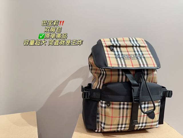 原单高品 尺寸32.43 巴宝莉 bur双肩包 这款背包以标志性 Burberry Trench 风衣的独创面 料作为灵感来源， 采用与棉质嘎巴甸同为密织结构的