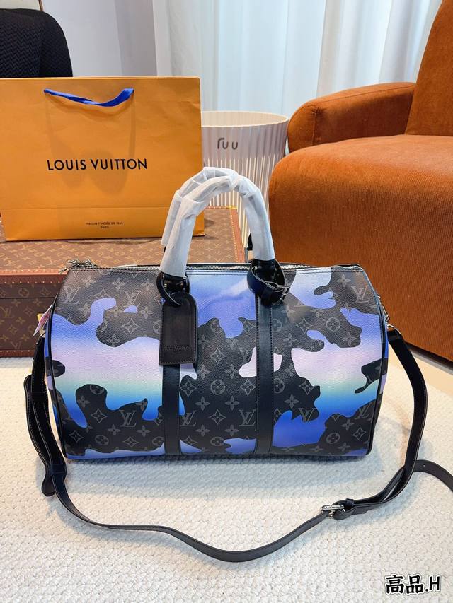 LV 路易威登联名款keePall45斜跨包旅行包 一只帅气能装的旅行袋 时尚爆发款火热来袭 经典设计大气可观男女通用款 包包采用原版皮质 超级厚实 耐磨 耐用