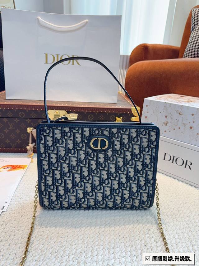 配礼盒. DIOR 新品 24洗漱包 采用专柜御用原双版面绣花老料 迪奥的oblique复印古花图案早在上世纪六十年代在就巴黎时装周里掀热起潮 不同的如是今大家