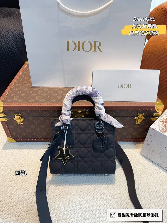 配飞机盒. 迪奥DIOR 戴妃包 进口小羊皮 顶级原单 质感爆棚的美 上身真的太太太有质感啦 日常逛街不要太吸晴尺寸：23*12*20 20*9*17 16*8