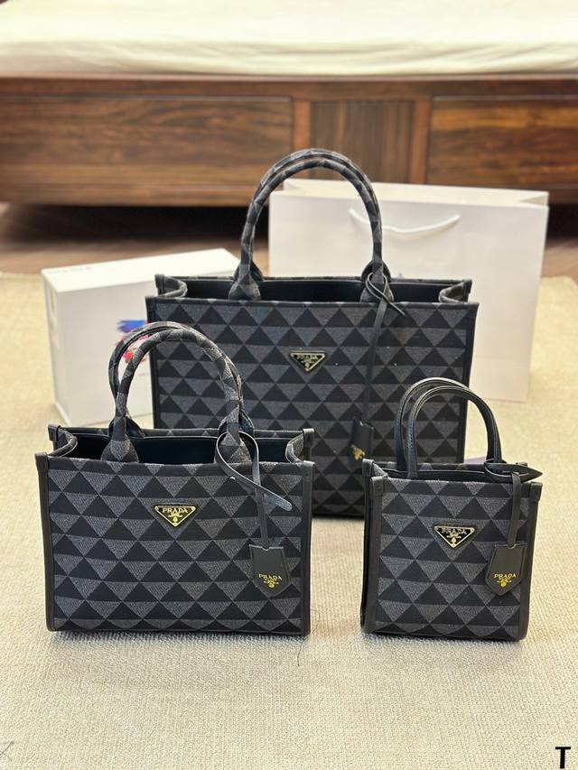 Prada最新Tote 购物袋 这个系列将是Prada接下来一整季的主打款式。Prada 手袋的曲线型设计十分醒目，当手包很优雅，时尚百搭！也很轻便哦！尺寸 大