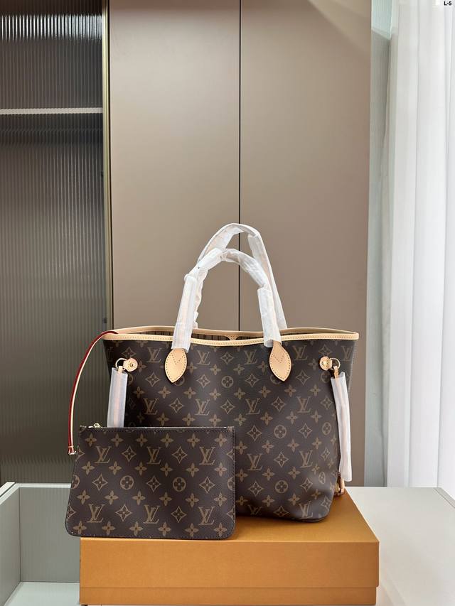 Lv Neverfull 经典入门款购物袋！ 骨灰级产物！经典到无可复制！ 最最最经典畅销颜色！ 有质感！有味道！ 大家拿到后可以感受下！ L-5 尺寸32.1