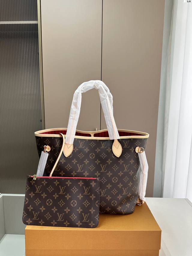 Lv Neverfull 经典入门款购物袋！ 骨灰级产物！经典到无可复制！ 最最最经典畅销颜色！ 有质感！有味道！ 大家拿到后可以感受下！ L-5 尺寸32.1