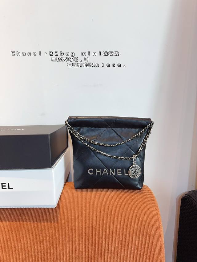 配礼盒 香奈儿CHANEL 24bag垃圾袋 又随性又优雅 更简约低调 卫衣马丁靴还是优雅痞痞小公主 它都能驾驭 四季都可以搭配各种风格～ 很容易背出慵懒随性的