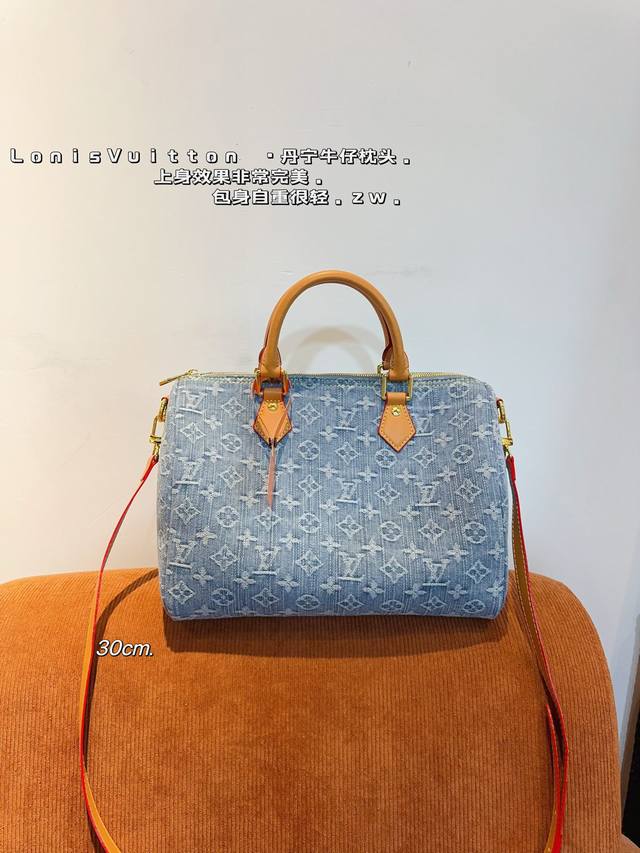 LV SPeedy 丹宁牛仔系列 枕头包 这款Retiro 手袋以标志性的LV老花面料制成，搭配奢华的变色牛皮饰边，经典永恒。优雅低调的外形设计和宽敞的包 全包