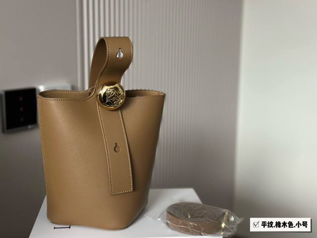 配盒 size：16*19cm 小号 loewe新款来喽 loewe Pebble空间超大，皮质超好！ 可调节肩带长度 适合多种携带方式！高级精致 真的好看！