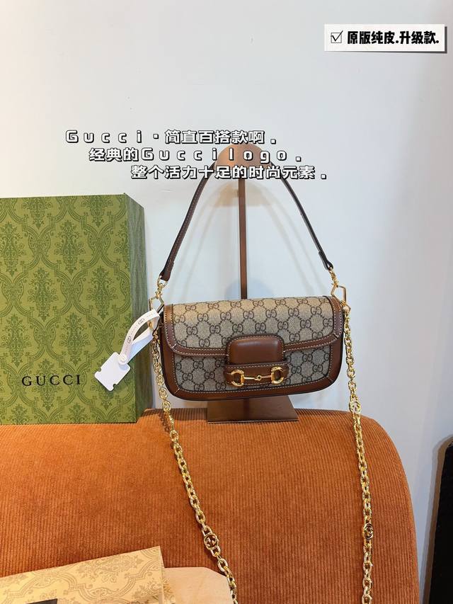 配礼盒 GUCCI 1955复古法棍包。 GUCCI 1955家族又新填一位新成员在原有的经典马鞍包设计上等比例缩小定型包工艺显得更加小巧精致 配了一根超美的双