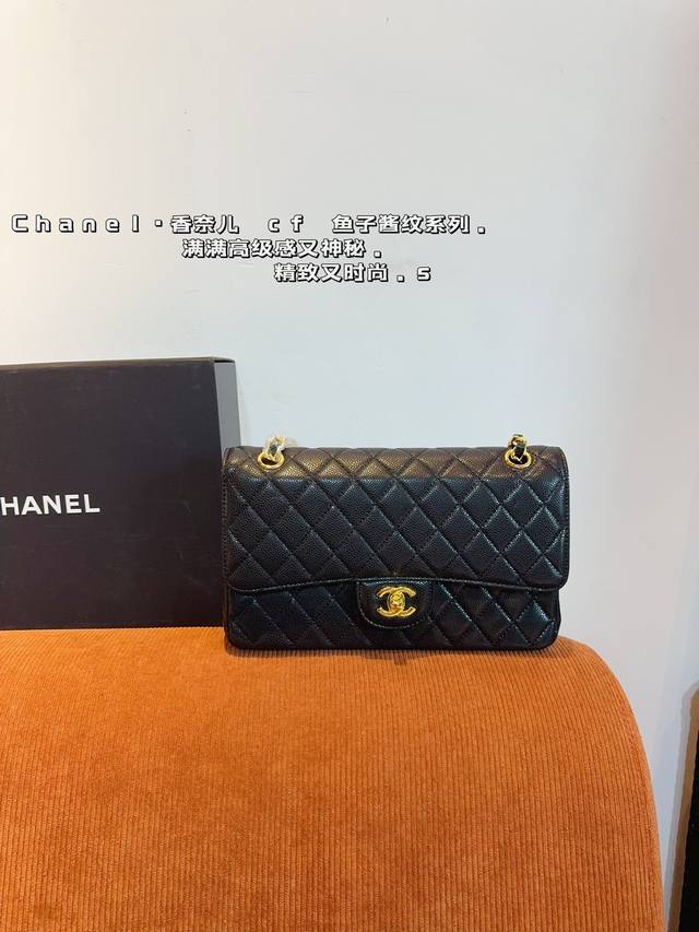 配礼盒. Chanelcf系列 CF包香奈儿#精致女神推荐入手呦 美貌与实用并存 近年超盛行而小香这款做的超级棒 百搭休闲,职业,萌新等多种风格 材质是原版牛皮