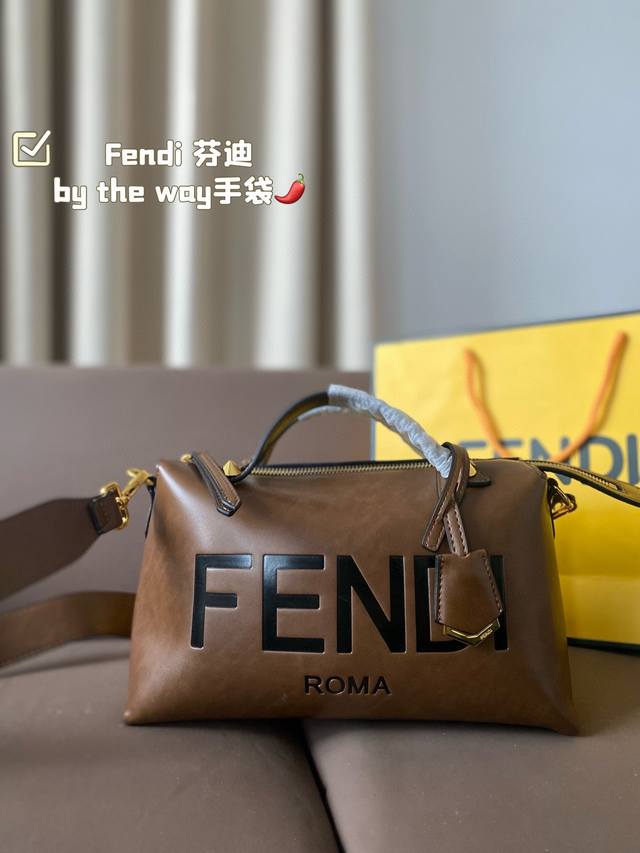 芬迪被种草了！ Fendi by the way手袋！ 乍一看起来觉得没什么， 但是看的时间越久， 越是觉得这包包好看！ 尺寸：27*18cm