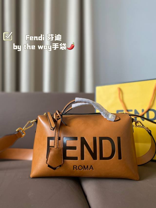 芬迪被种草了！ Fendi by the way手袋！ 乍一看起来觉得没什么， 但是看的时间越久， 越是觉得这包包好看！ 尺寸：27*18cm