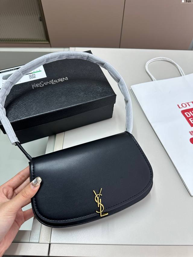 圣罗兰YSL Voltaire腋下包 极简主义最爱的椭圆腋下包型 很正的复古感 翻盖搭扣很新颖哇 空间的话日常出行完全无压力 T-21尺寸20.4.12配盒