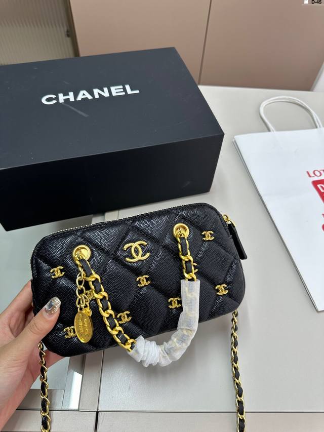 Chanel香奈儿 23K金币双皮穿链手拎包 精美的小双C和金币吊坠是灵魂点缀～ 又是一款可遇不可求的时尚单品 喜欢的姐妹冲！！！ D-45 尺寸20.5.11