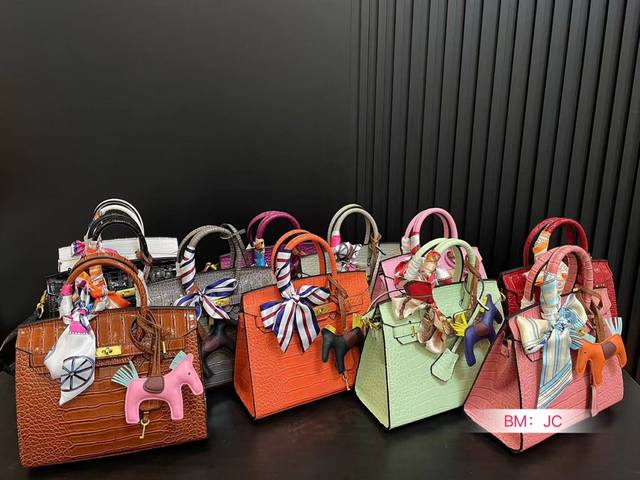 配折叠礼盒 Hermès 爱马仕 鳄鱼纹 铂金包 高端质量 专柜最新款进口皮料 明星同款 原版质量 ，Hermès每个女孩的必备品 尺寸：25*19