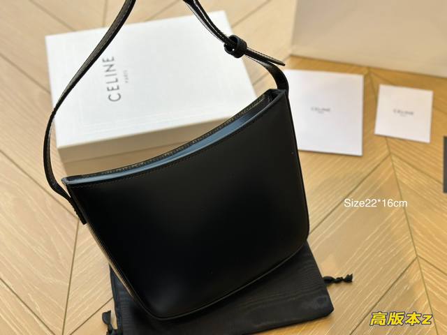 配盒 CELINE ｜CROQUE中号TRIOMPHE标志印花牛皮革手袋拥有简约的设计，是对CELINE单肩包产品的补充，纤巧的硬结构造型和短肩背设计相结合，日