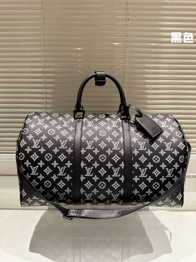 超酷中LV KeePall老花旅行袋 LVKeePall 出差旅行最常用的一只包 这是超酷的一只包 可以做健身包，也可做旅行袋 容量超级感人非常的实用 出差三四