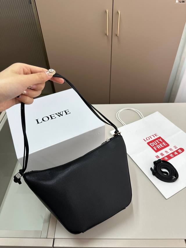 LOEWE 罗意威Luna腋下包 喜欢这气场十足的包包 罗意威单肩斜挎 loewe 秀场同款 vintage复古感满满 LOEWE 罗意威 Luna腋下包hob