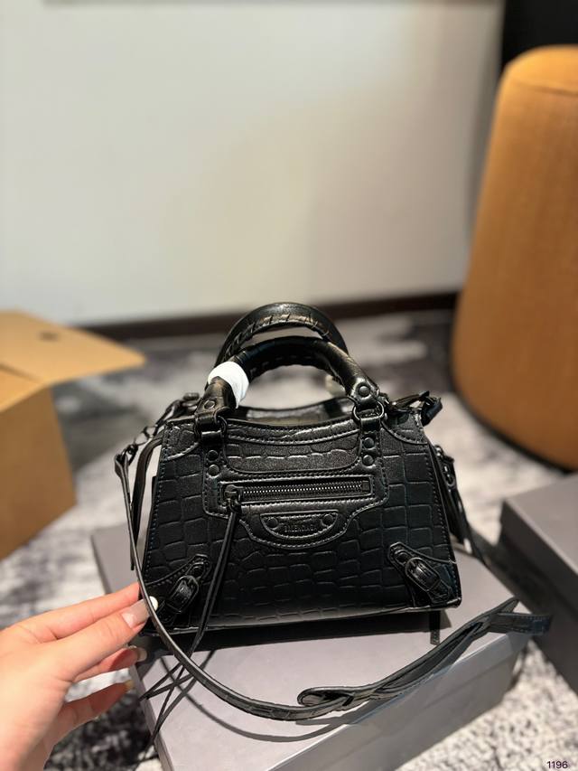 巴黎 世家机车包belanciaga mini city #巴黎世家Balenciaga 巴黎世家机车包belanciaga mini citi 入手的是黑银锭