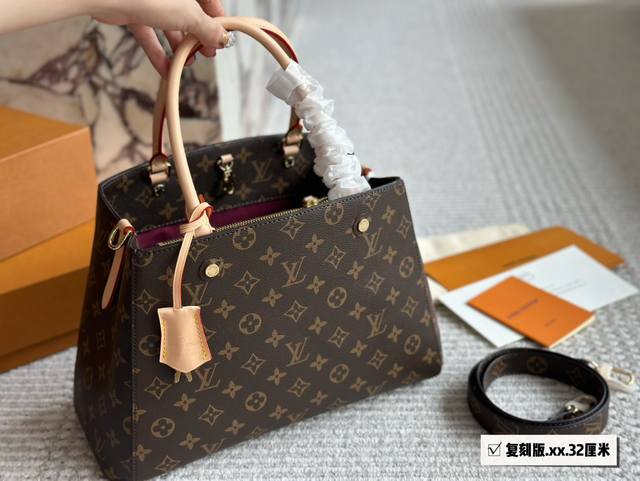 复刻版 LV蒙田BB 密封专柜折叠盒包装 +飞机盒 LOUISVUITTON 专柜同步 引领时尚潮流 细致纹理清晰 原版五金件用不掉色 原版Pvc配头层牛皮细致