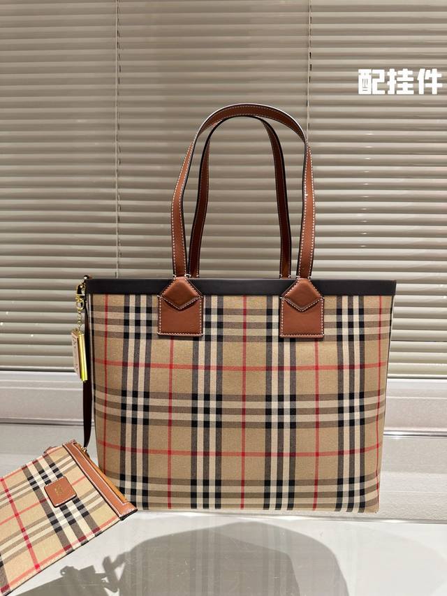 配挂件 上巴宝莉 burberry 经典气质大牌购物袋 这款真的是太经典啦 你们千呼万唤的款 怎么背都好看 质量超B 进口布料 原版配色内里 PK专柜品质 美妞