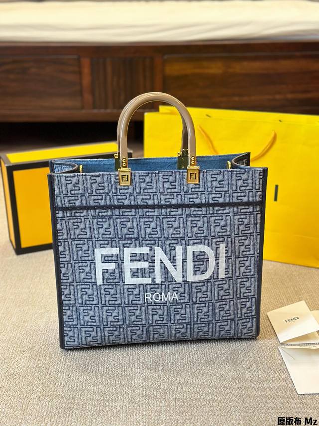 原版布 全新 size shine tote FENDI TOTE 托特包“阳光手提袋” 简单宇母LOGO 设计，琥珀色双手柄是整个包包最大焦点，单拧着就很有气