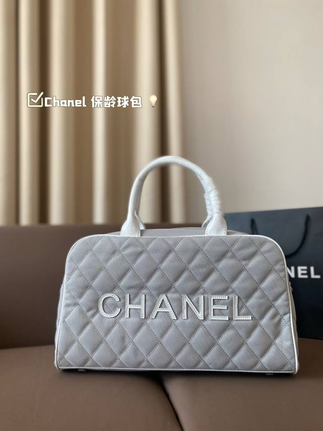 这款Chanel95年的保龄球包上街太酷了吧 695年保龄球包 这款保龄球包真的是太时髦了95年的杂志款，容量很 充足，经典的菱形格,配上黑白的撞色10g0,有