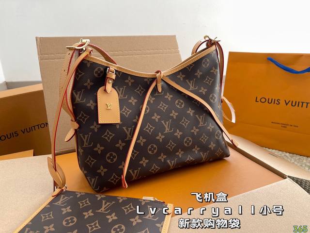 小号 飞机盒 Lv carryall 新款购物袋 这款包真的太有味道了，浓浓的复古风情，vintage 的精髓体现的淋漓尽致，灵感源自档案馆的复古细节，尤其值得