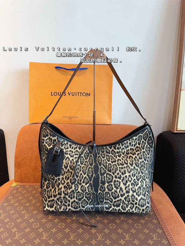 LV carryall 夏日出街提升回头率的秘密单品它来了 说实话看到这款包第一眼的实话我是惊艳的，因为他不同于普通豹纹包，根本不适合咱们大众的风格，背上去会有