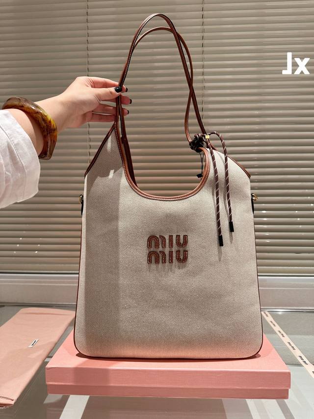 miumiu新款托特tote . 今年的风刮的太猛了 老多爆款了 这款的版型也太好看了吧春夏季帆布和托特包就是王道 30×30