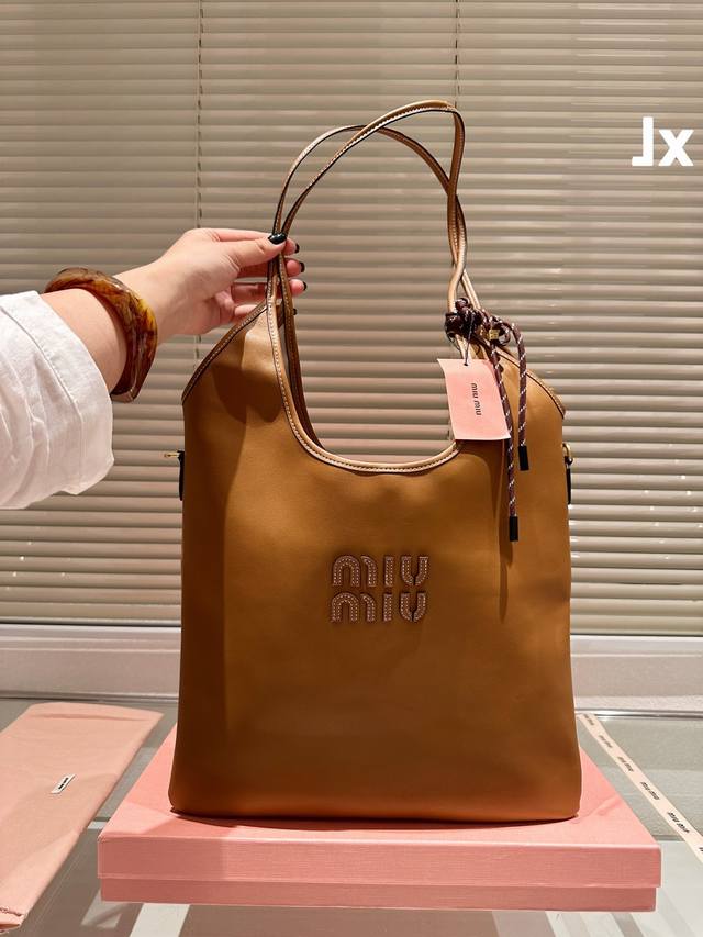 miumiu新款托特tote . 今年的风刮的太猛了 老多爆款了 牛皮 这款的版型也太好看了吧春夏季帆布和托特包就是王道 30×30