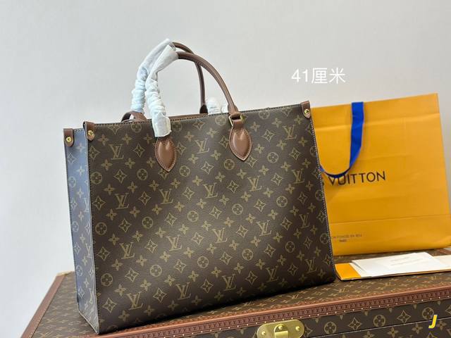 LV本款OnTheGo中号手袋释放Monogram EmPreinte压纹皮革的娴雅意味，可为当季造型注入盎然春意。充裕容量满足都市出行或商务所需，顶部手柄和长