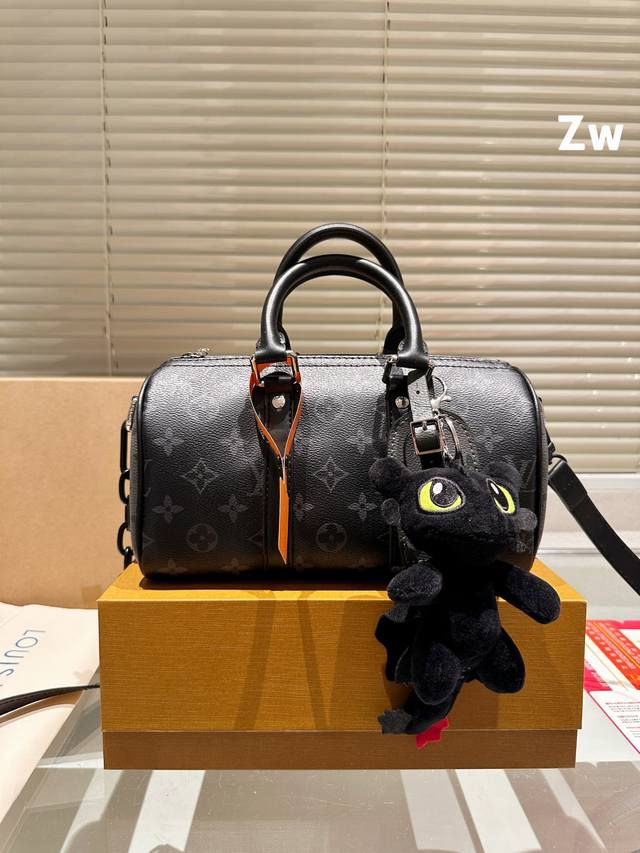 配挂件 男帅女飒！！LV keePall25 黑武士真的泰裤辣 路易威登 keePall 25 黑银配色 时髦与酷酷并存 黑色老花有辨识度又低调 city的行李