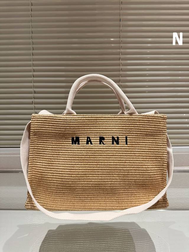 marni菜篮子带来的快乐 夏天真美好呀Marni这个菜篮子太时髦了 拯救穿搭非它莫属了哪怕穿的再普通把它搭配起来随手一个Pose就是大片啦出街或旅游回头率不要