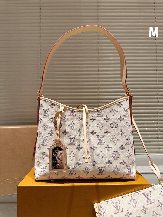 原版布 CarryAll 小号手袋出自 Nautical 系列，为 Monogram 提花织物搭配牛皮革饰边。缤纷纱线织就 Monogram 图案，呈现微妙色彩