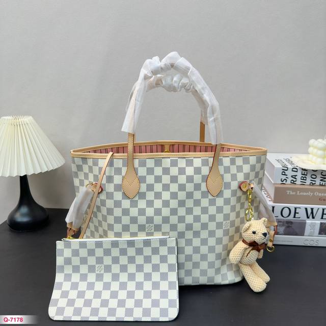 LV 中古NF 购物袋 Neverfull 购物袋！入门级的款式哦！绝对的终身款！此物经典不言而喻！街拍和实用都是非常nb的选择！大家拿到后可以感受下，皮质颗粒