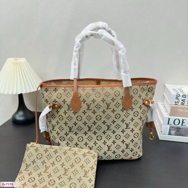 LV 中古NF 购物袋 Neverfull 购物袋！入门级的款式哦！绝对的终身款！此物经典不言而喻！街拍和实用都是非常nb的选择！大家拿到后可以感受下，皮质颗粒