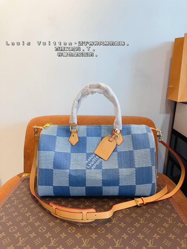 LV 路易威登联名款keePall 斜跨包旅行包 一只帅气能装的旅行袋 时尚爆发款火热来袭 经典设计大气可观男女通用款 包包采用原版皮质 超级厚实 耐磨 耐用原