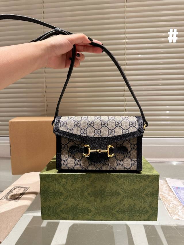 升级版 Gucci 1955新款老花相机包 Gucci新出的这款相机包，首先我觉得在大牌包里，可称为性价比之王，价格不错，容量感人，手机、充电宝、耳机、钥匙、口