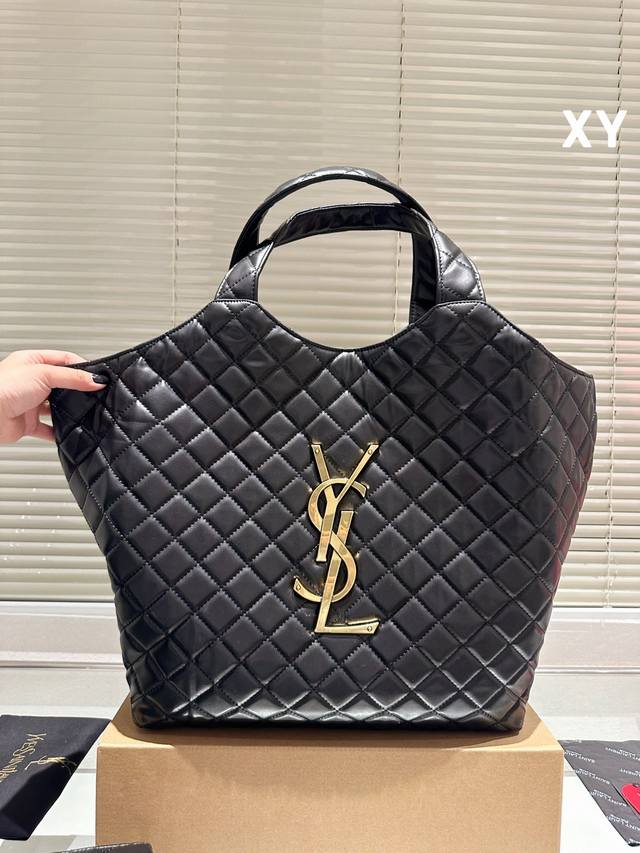 复刻版 牛皮 YSL 绗缝羊皮纹路购物袋 大tote感觉太温柔了简直 随意搭配都出彩#ysI YSL今年最亮眼的一款包包山 包身虽大，但却十分轻 盈，羊皮材质手